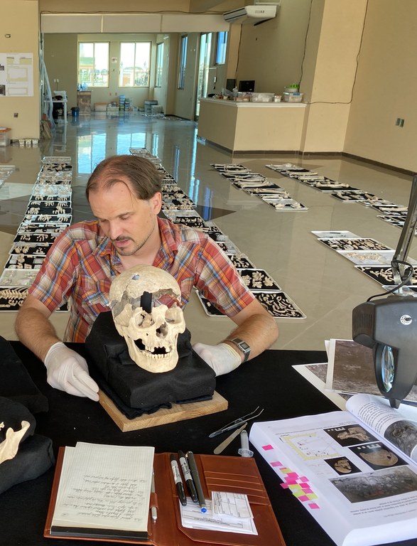 Dr. Nicolaus Seefeld bei der Arbeit mit den osteologischen Materialien im Labor des Projekts, Campeche, Mexiko